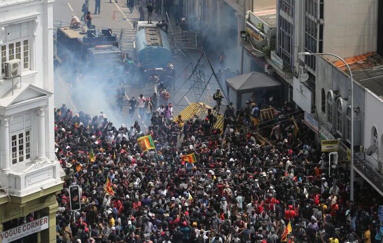 Sri Lanka declara estado de emergência após fuga de presidente