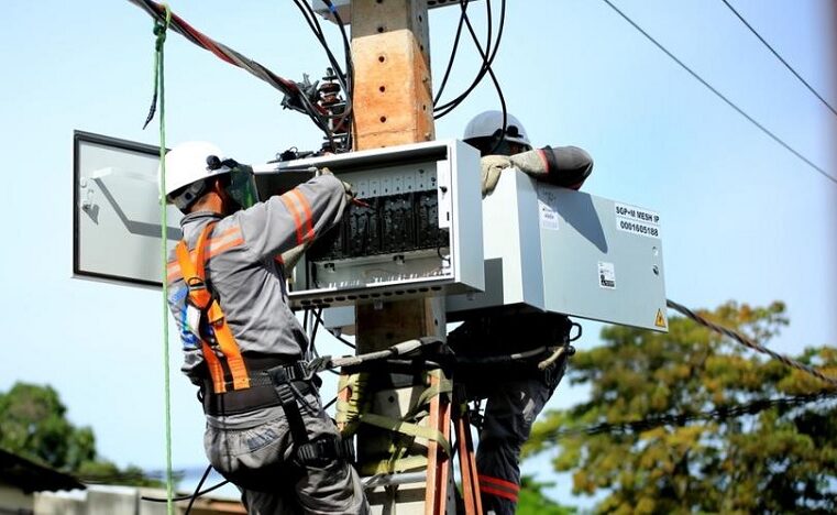 Agora é lei: Amazonas Energia está proibida de instalar medidores em postes em todo o Estado