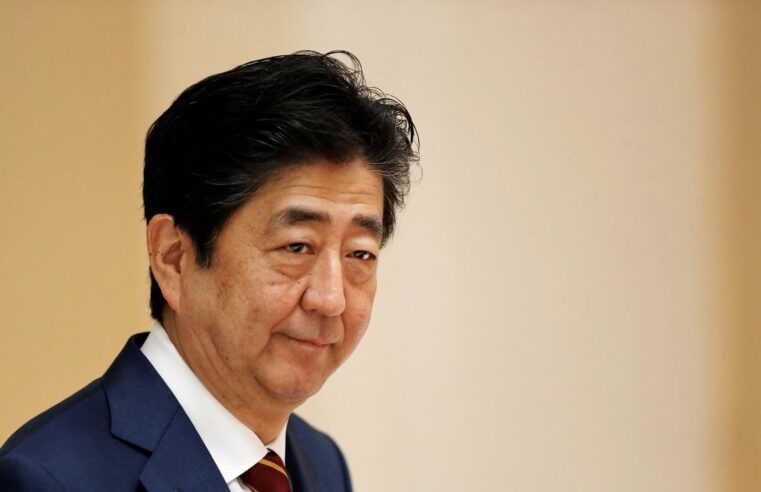 Ex-ministro assassinado durante comício é sepultado em Tóquio