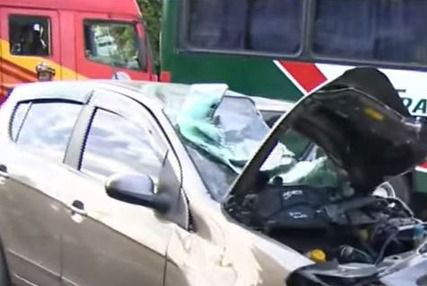 Grave acidente entre micro-ônibus e carro de app deixa três passageiros feridos no Centro de Manaus