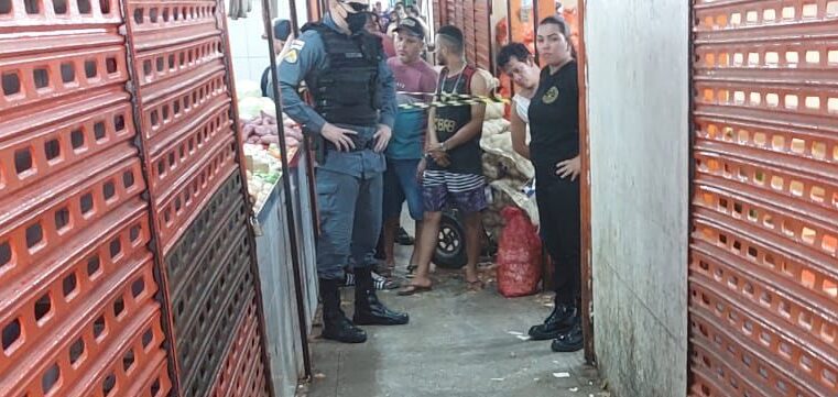 Urgente: intenso tiroteio termina em morte na feira da Manaus Moderna