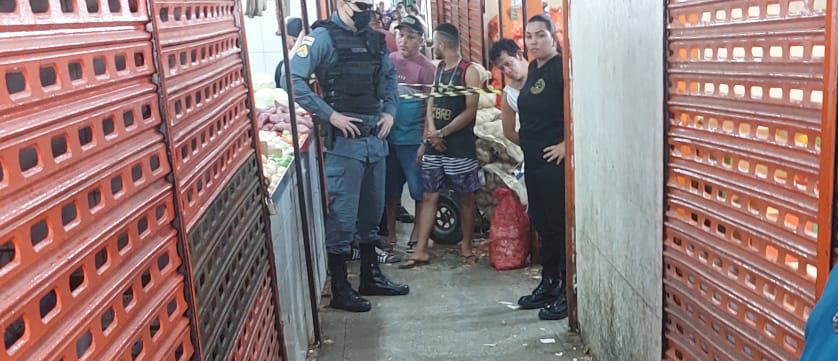 Urgente: intenso tiroteio termina em morte na feira da Manaus Moderna