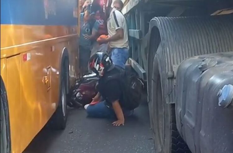 Casal escapa da morte ao cair entre carreta e ‘Amarelinho’ em acidente em Manaus