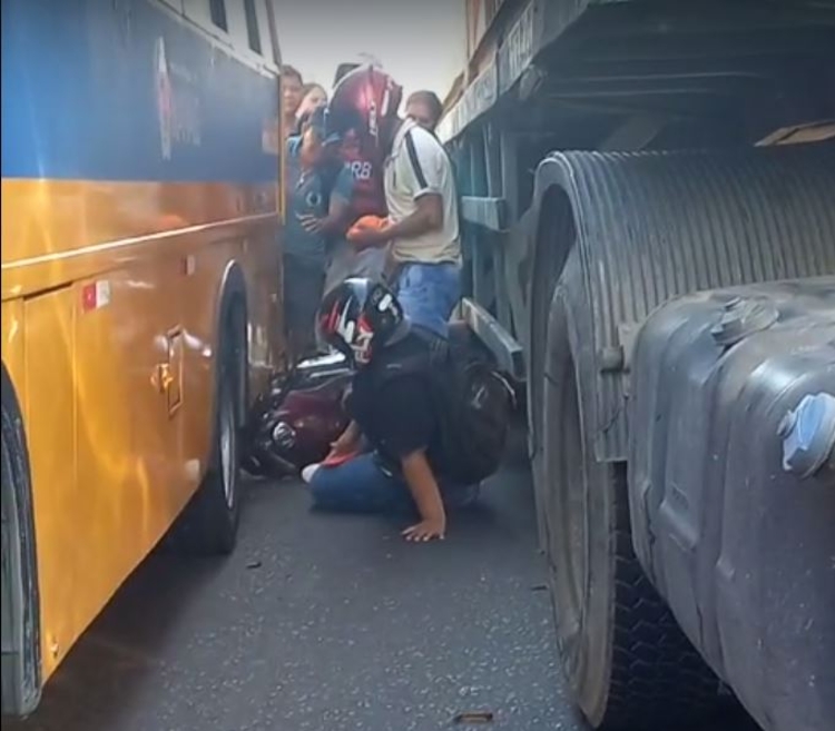 Casal escapa da morte ao cair entre carreta e ‘Amarelinho’ em acidente em Manaus