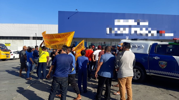 Motoristas de ‘Amarelinhos’ protestam por melhoras em sistema de bilhetagem em Manaus