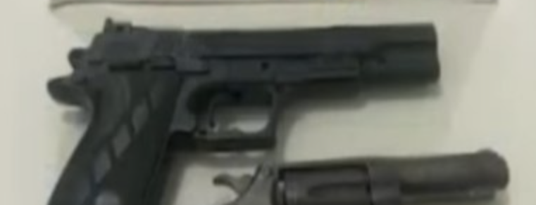 Querendo ‘dar uma de professor’, adolescente tenta ensinar mãe a mexer em arma e o pior acontece