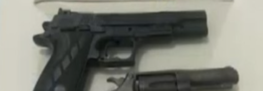 Querendo ‘dar uma de professor’, adolescente tenta ensinar mãe a mexer em arma e o pior acontece