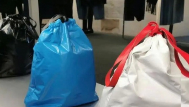 Grife lança bolsa inspirada em saco de lixo e vende por quase R$ 10 mil
