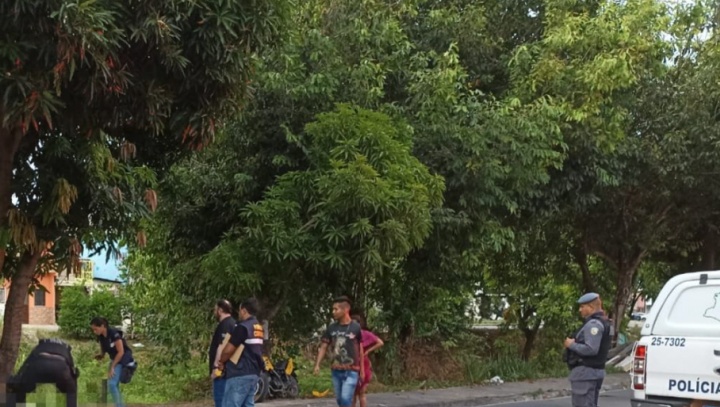 Motoqueiro morre ao bater em árvore no bairro Cachoeirinha; veja imagens