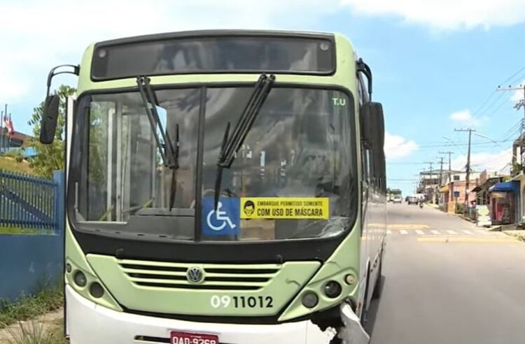 Acidente: Motociclista colide de frente com ônibus ao tentar desviar de lombada em Manaus