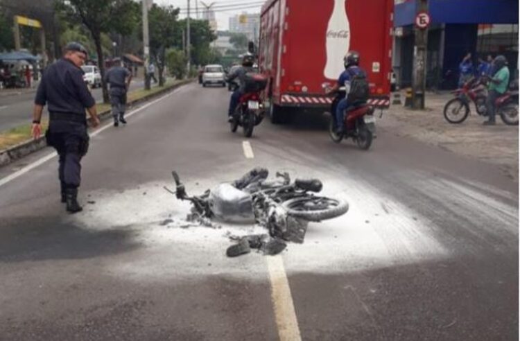 Idoso tem corpo queimado após moto em movimento pegar fogo na av. André Araújo
