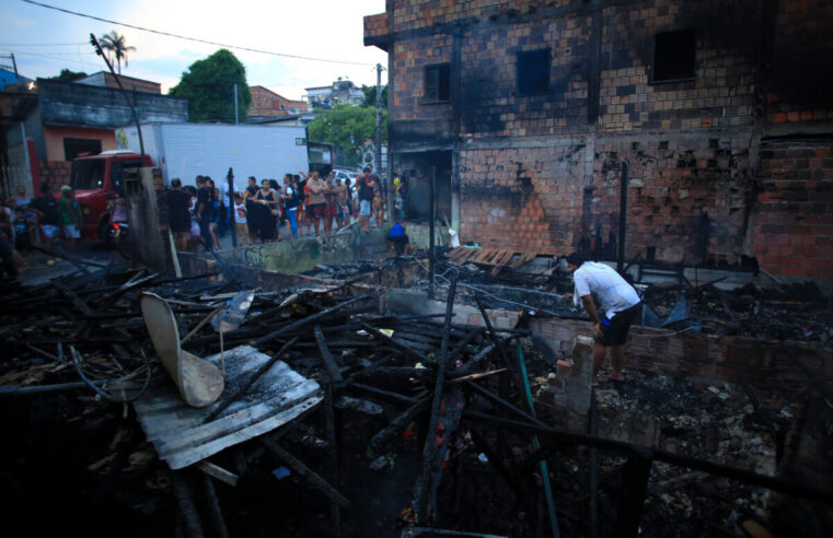 Vítimas de incêndio do Japiim e Jorge Teixeira são amparadas pela Prefeitura de Manaus