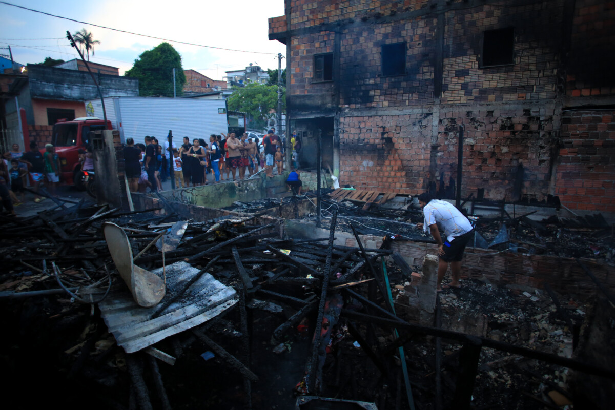 Vítimas de incêndio do Japiim e Jorge Teixeira são amparadas pela Prefeitura de Manaus