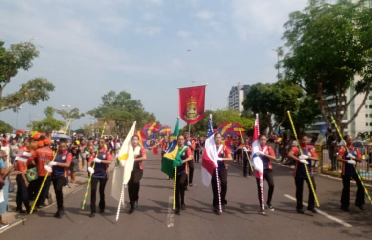 Mais de 3 mil alunos da rede municipal participam do Desfile Escolar Cívico em Manaus