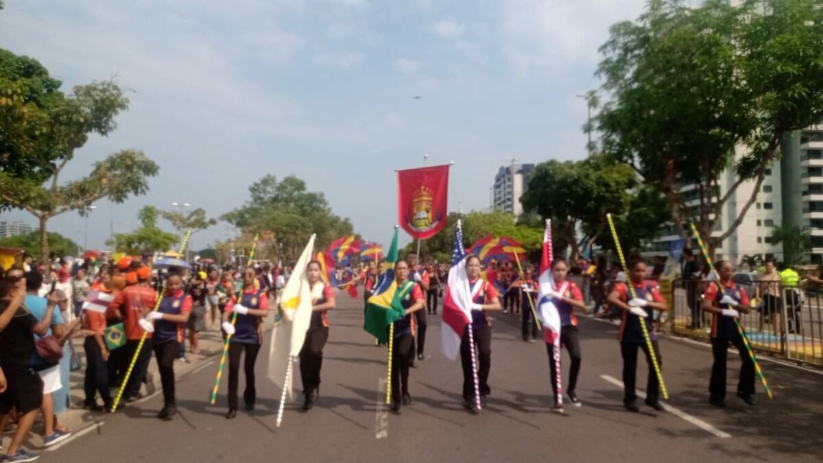 Mais de 3 mil alunos da rede municipal participam do Desfile Escolar Cívico em Manaus