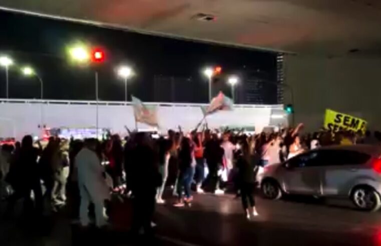 Enfermeiros protestam contra Ministro Roberto Barroso após suspensão de piso salarial da categoria