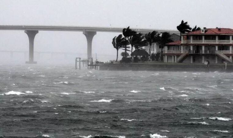 Furacão Ian causa inundações e deixa milhões sem energia na Flórida, mas perde força