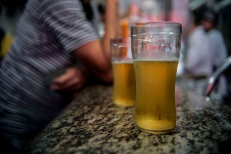 Beber até duas latas de cerveja pode ter efeito positivo contra demência, diz pesquisa