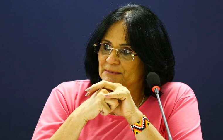 Ministro do TSE multa Damares em R$ 5 mil por fake news contra Lula