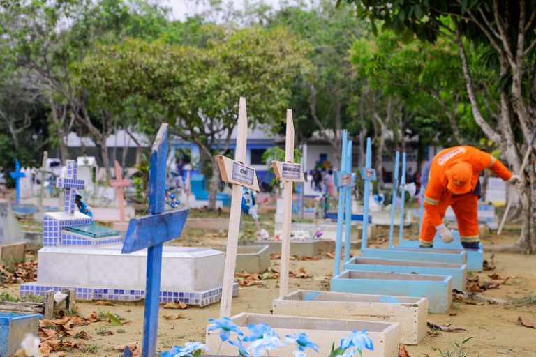 Prefeitura revitaliza cemitérios de Manaus para visitação no Dia dos Finados