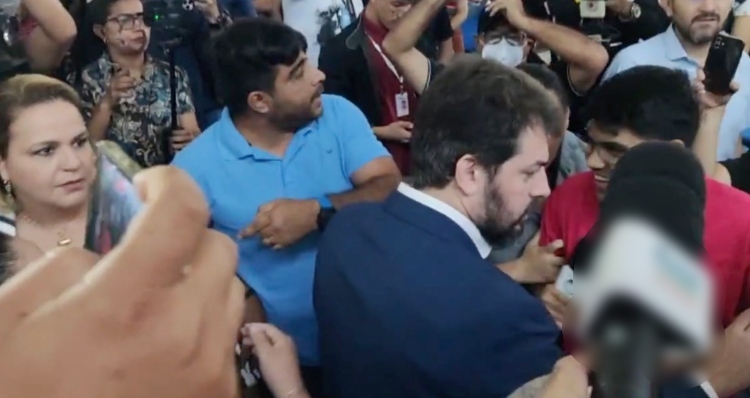 Vereador Dione Carvalho defende jornalista e empresária contra agressão de repórter do Radar Amazônico