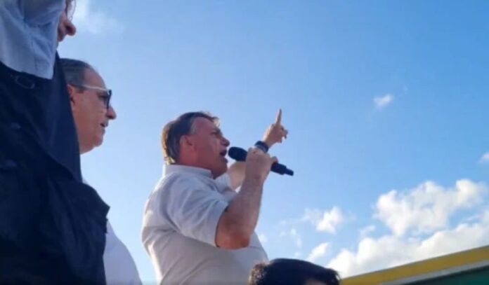 Bolsonaro chama Bolsa Família de ‘esmola’ e leva susto em palco