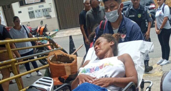 Moradora de rua que teve bebê em avenida de Manaus será encaminhada para abrigo