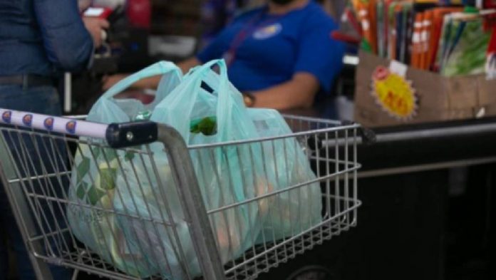 Venda e distribuição de sacolas plásticas na capital ficam proibidas a partir desta quinta-feira