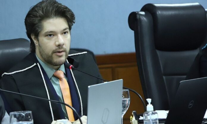 TCE-AM aprova bloqueio de bens de prefeito de Eirunepé por descumprir decisão do Tribunal e manter show no município