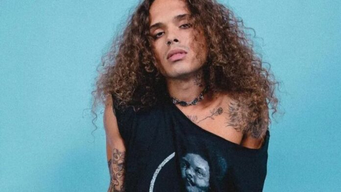 Vitão vive romance com rapaz, diz site