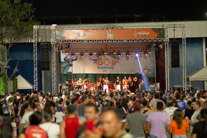 Feirinha do Tururi atrai 8 mil foliões e reaquece mercado do artesanato em Manaus