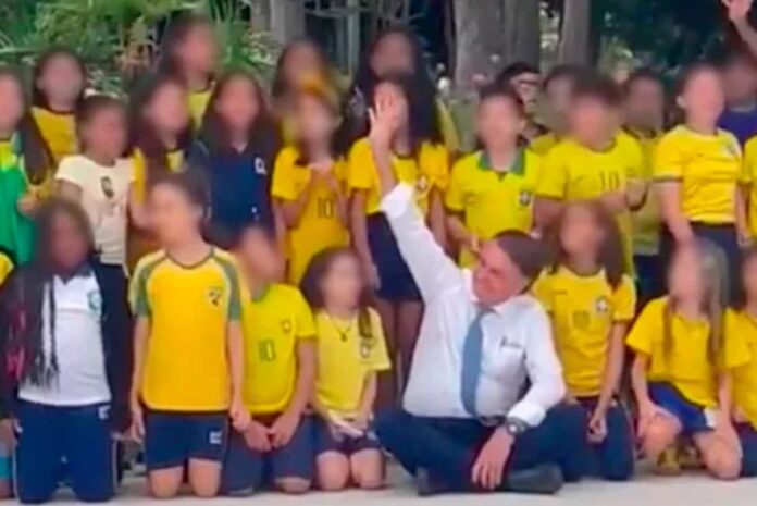 Pais denunciam Bolsonaro por uso de imagens com filha deles na campanha sem autorização
