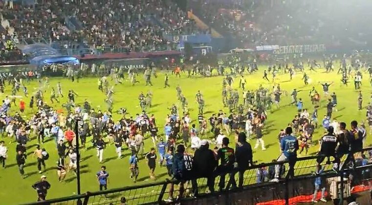 Briga generalizada em jogo de futebol deixa mais de 170 mortos