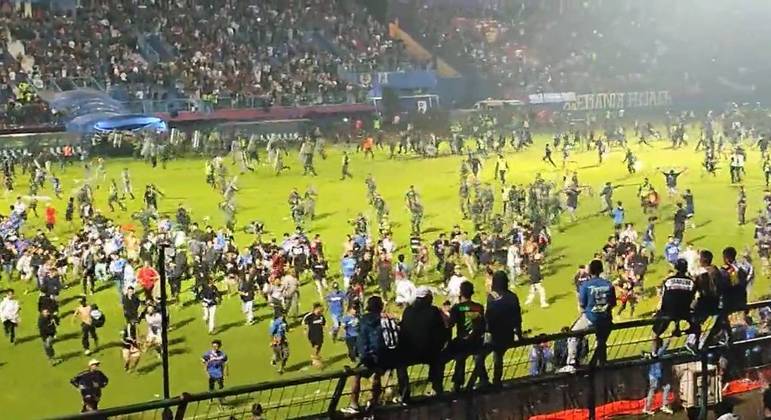 Briga generalizada em jogo de futebol deixa mais de 170 mortos