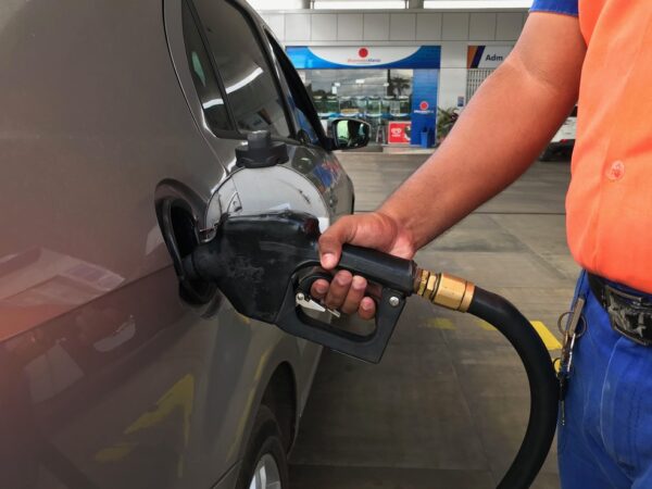 Preço da gasolina nos postos volta a subir após 15 semanas