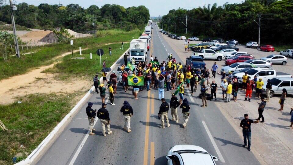 Bolsonaristas insatisfeitos com resultado das eleições tentam bloquear parte da BR-174, em Manaus