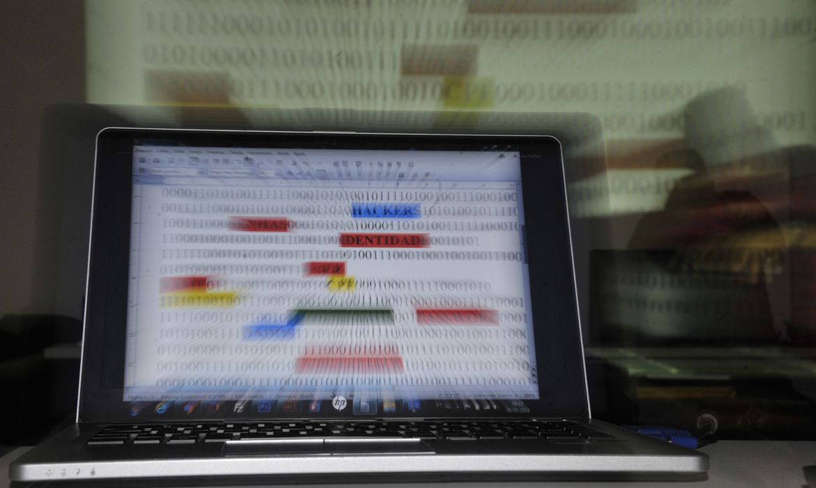 Hackers invadem sites de apoiadores de Lula e pedem voto em Bolsonaro