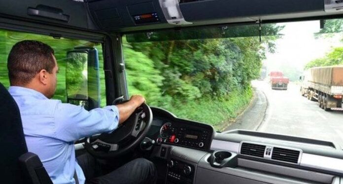 Abertas 18 vagas para motorista de ônibus para rotas da indústria em Manaus