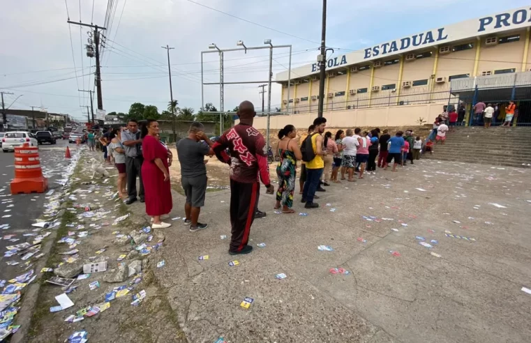 ‘Santinhos’ são espalhados na frente do ‘Quarentão’, maior local de votação no AM