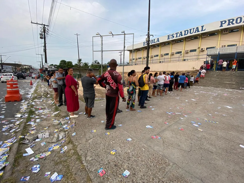 ‘Santinhos’ são espalhados na frente do ‘Quarentão’, maior local de votação no AM