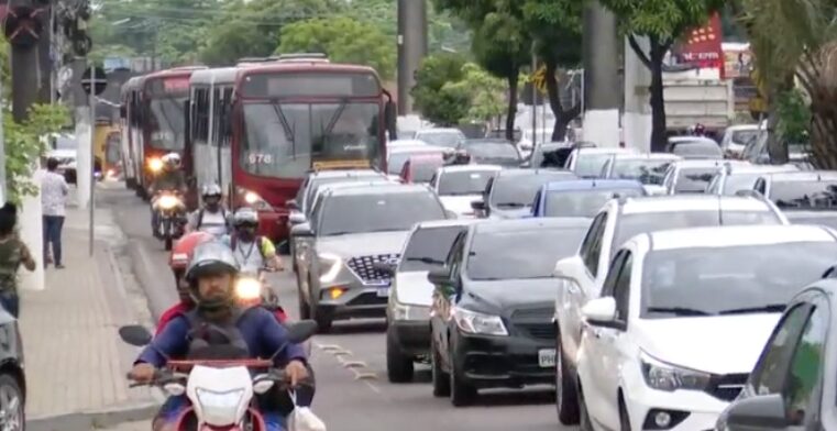 Manhã de manifestação deixa trânsito ‘lento’ na avenida Coronel Teixeira em Manaus