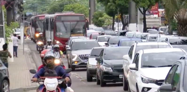 Manhã de manifestação deixa trânsito ‘lento’ na avenida Coronel Teixeira em Manaus