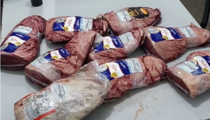Homem é preso após furtar peças de picanha em supermercado