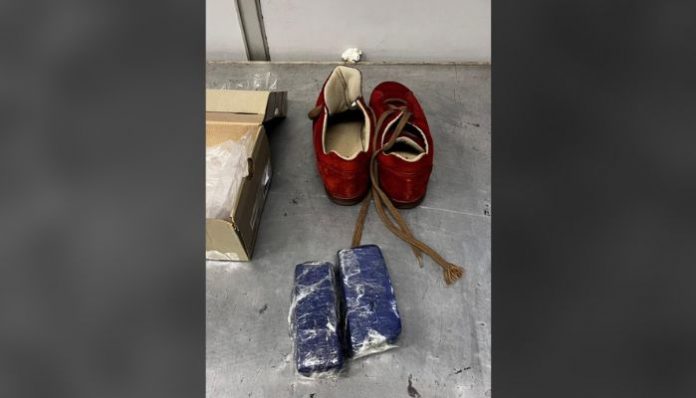 Polícia Federal apreende mais de meio quilo de maconha escondida em sapatos no Aeroporto de Manaus (AM)