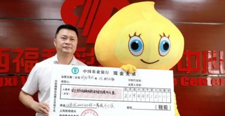 Sortudo: ganhador da loteria recebe R$ 153 milhões fantasiado para não ser reconhecido pela família