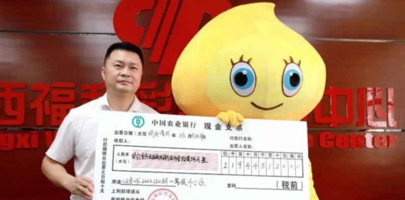 Sortudo: ganhador da loteria recebe R$ 153 milhões fantasiado para não ser reconhecido pela família