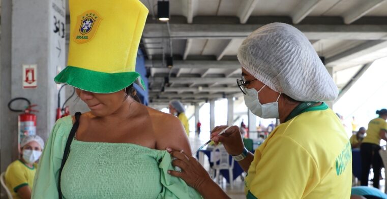 Mais de 300 doses de vacina contra a Covid-19 foram aplicadas durante o jogo do Brasil nesta segunda (28)