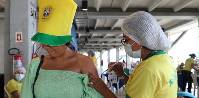 Mais de 300 doses de vacina contra a Covid-19 foram aplicadas durante o jogo do Brasil nesta segunda (28)