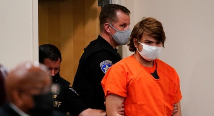 Adolescente se declara culpado por massacre racl$ta em supermercado nos EUA