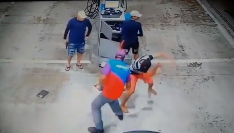 Em Manaus, assaltantes tentam esfaquear frentista e atiram em cachorro￼